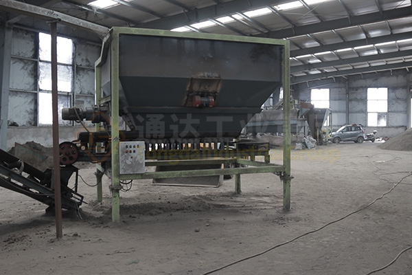 新疆年產(chǎn)十萬(wàn)噸有機(jī)無(wú)機(jī)復(fù)混肥生產(chǎn)線(xiàn)裝車(chē)發(fā)貨 新疆年產(chǎn)十萬(wàn)噸有機(jī)無(wú)機(jī)復(fù)混肥生產(chǎn)線(xiàn)裝車(chē)發(fā)貨