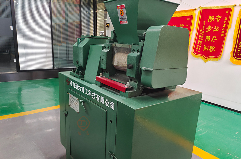 對輥擠壓造粒機(jī).jpg
